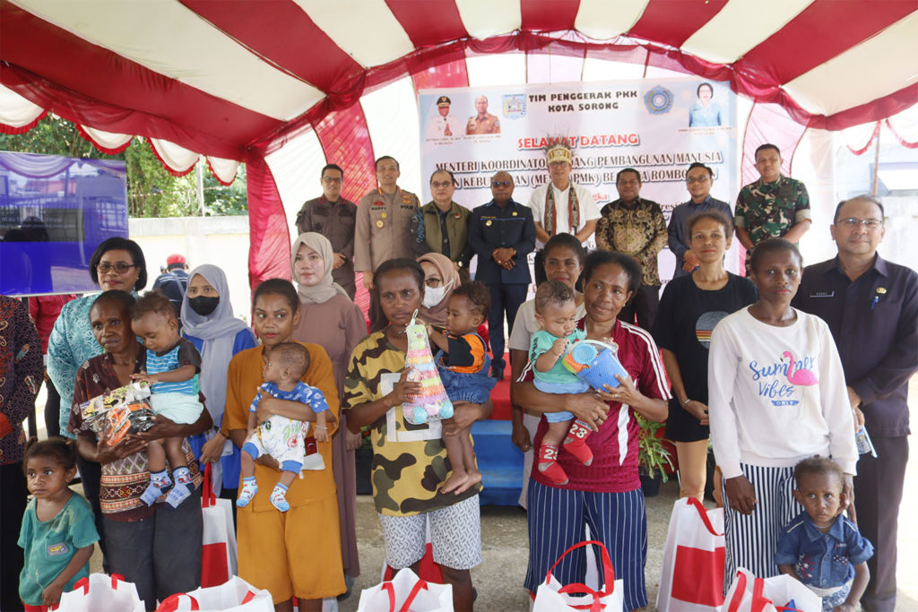 Pose bersama seussai penyerahan bantuan sosial.