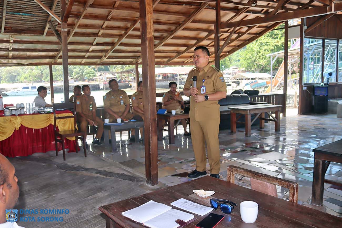 Pj. Wali Kota Sorong, Dr. Bernhard Rondonuwu, S.Sos., M.Si saat memberikan arahan kepada Kepala Distrik, Kepala Kelurahan dan jajaran, pengusaha dan masyarakat di Mooi Park, Selasa (20/8/2024).