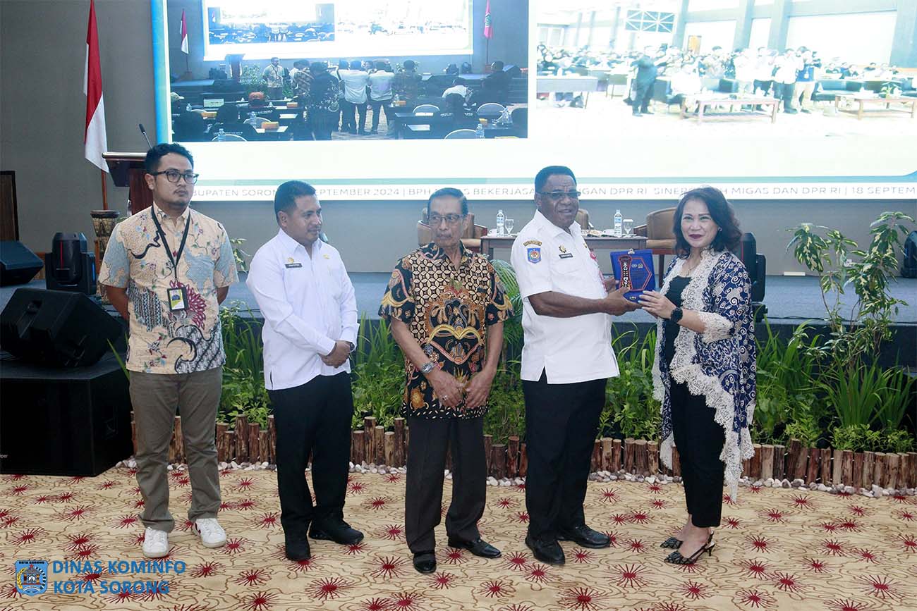 Perwakilan Ketua Komite BPH Migas, Dra. Narcicy Makalew, M.Si menyerahkan cenderamata kepada Sekda Kota Sorong, Drs. Yakob Kareth, M.Si.