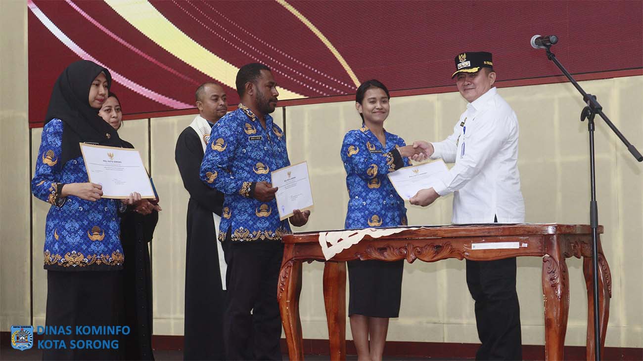 Pj. Wali Kota Sorong menyerahkan SK Pegawai Negeri Sipil kepada 3 perwakilan