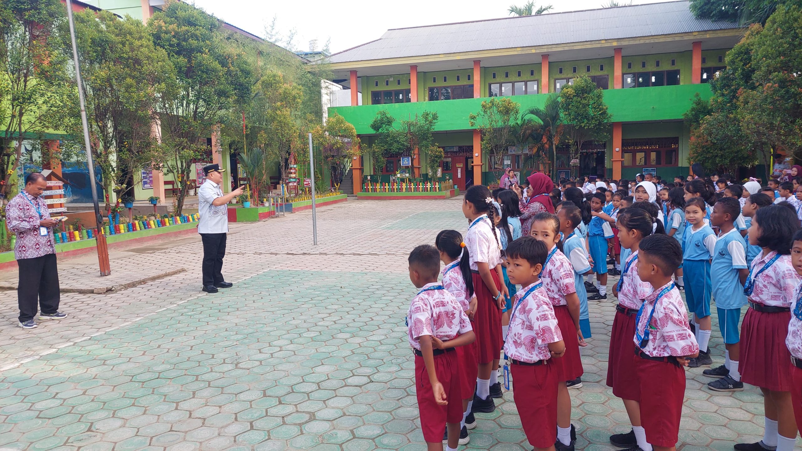 Pj. Wali Kota Sorong saat menyapa kepada siswa SD Negeri 35 Remu Utara, Kamis (12/9/2024).