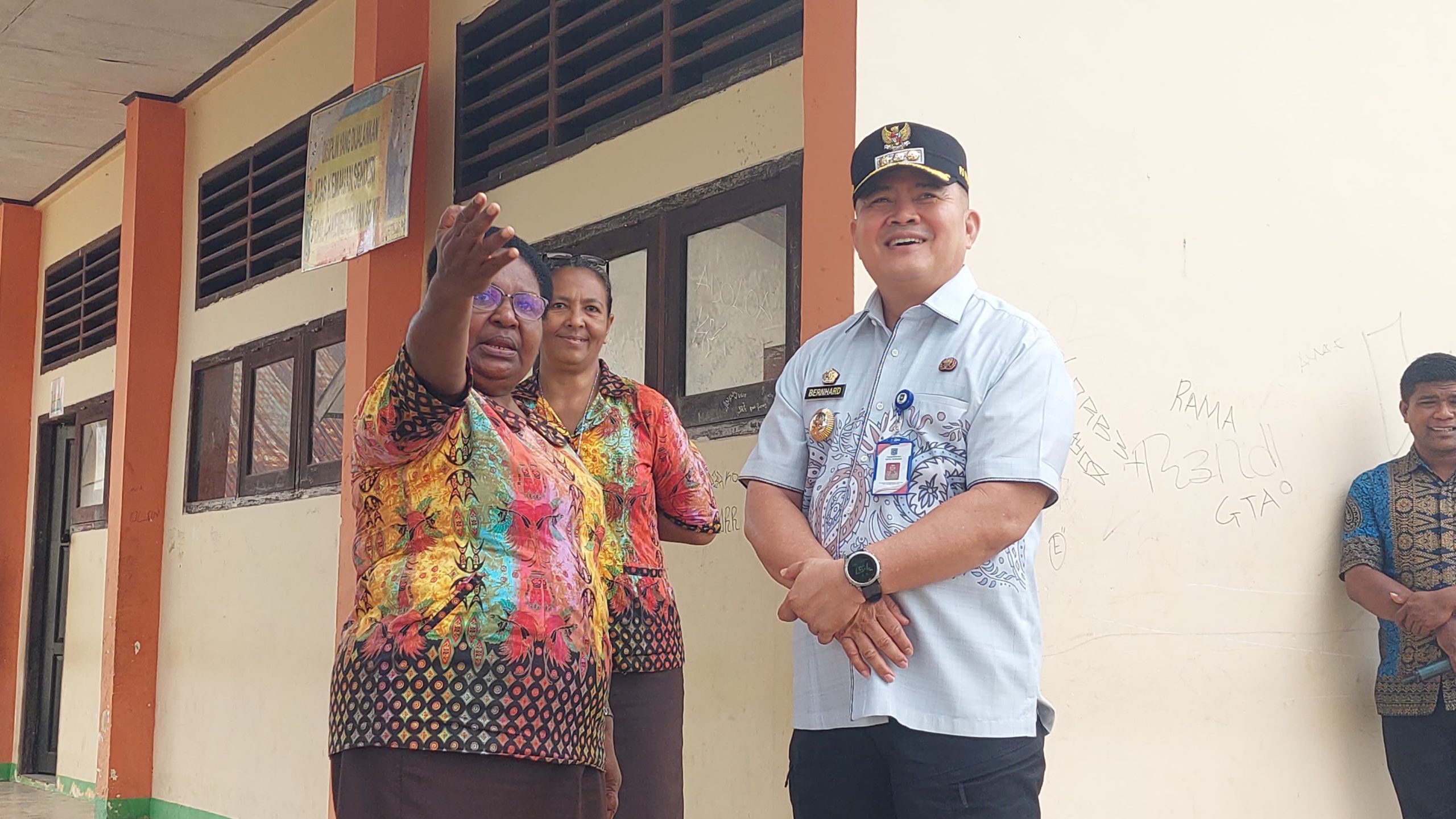 Pj. Wali Kota Sorong mendengar penjelasan dari pihak SMP Negeri  4.