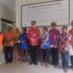 PJ. WALI KOTA SORONG SERAHKAN BANTUAN DANA STIMULAN DI DISTRIK SORONG KOTA, DISTRIK SORONG KEPULAUAN, DAN DISTRIK SORONG MANOI