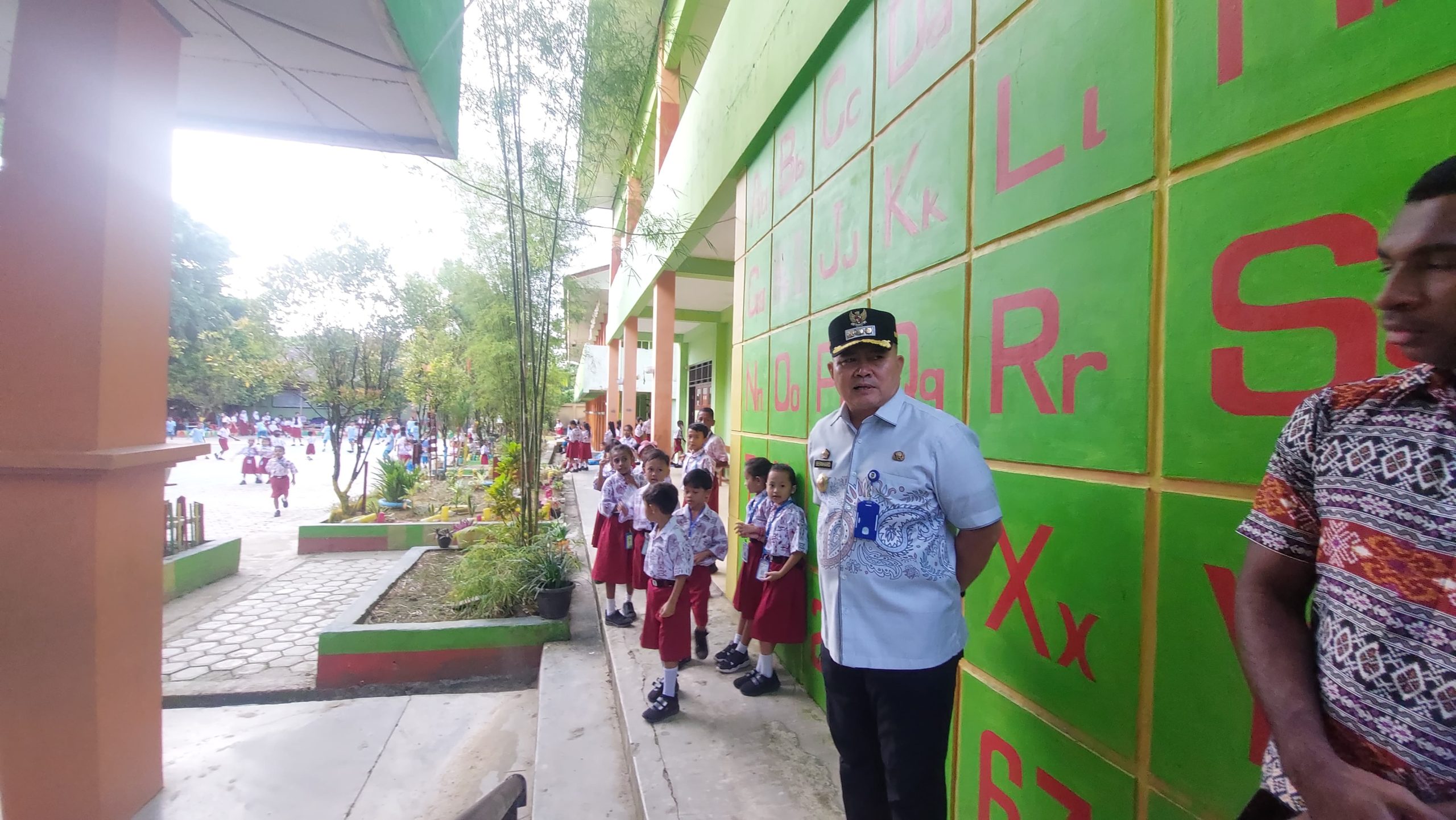 Pj. Wali Kota Sorong memantau kondisi sekolah Pj. Wali Kota Sorong.