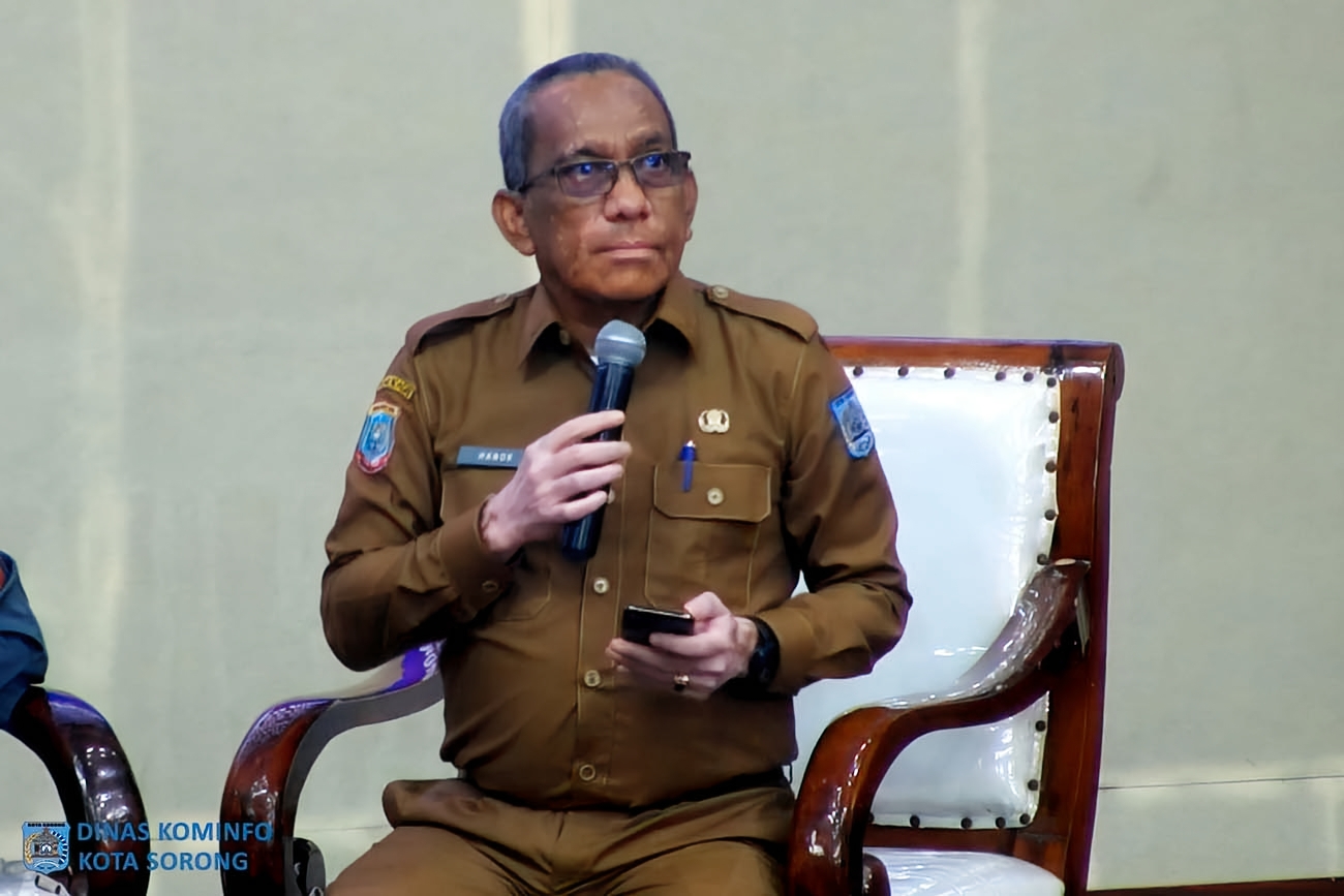 Moderator yang juga Asisten Administrasi Umum Setda Kota Sorong, Hanok J. Talla