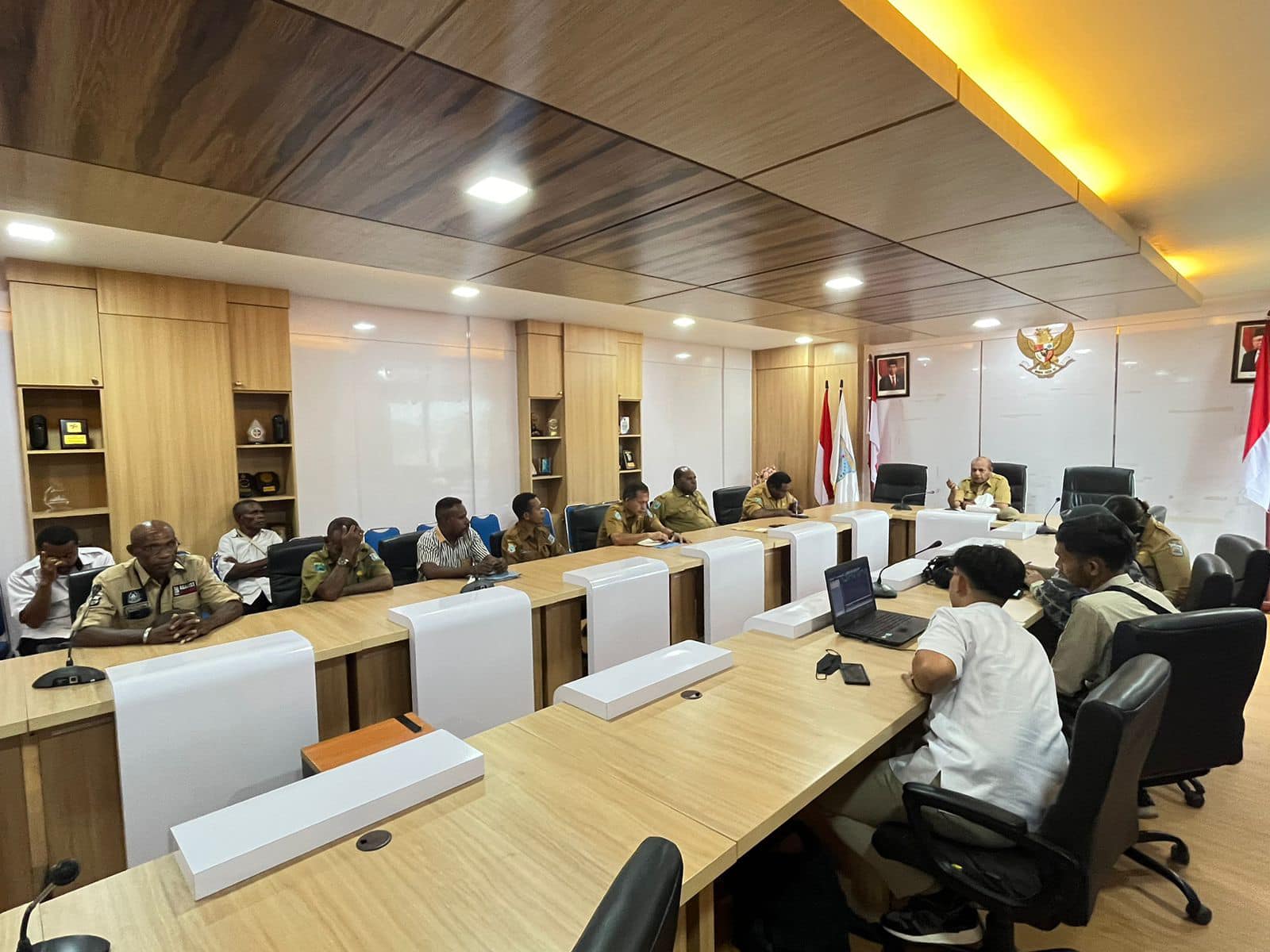 RAPAT PENYELESAIAN LOKASI PEMUKIMAN MASYARAKAT DI KLATIFI