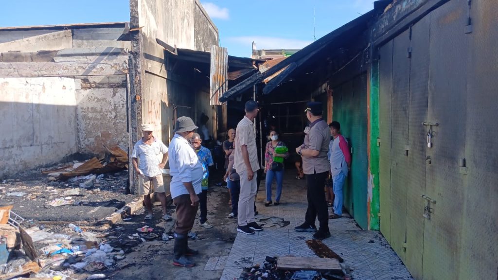 Berita Foto Pj Wali Kota Sorong Tinjau Lokasi Kebakaran Pasar Sentral